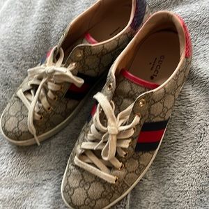 Size 9 womens authentic Gucci flats